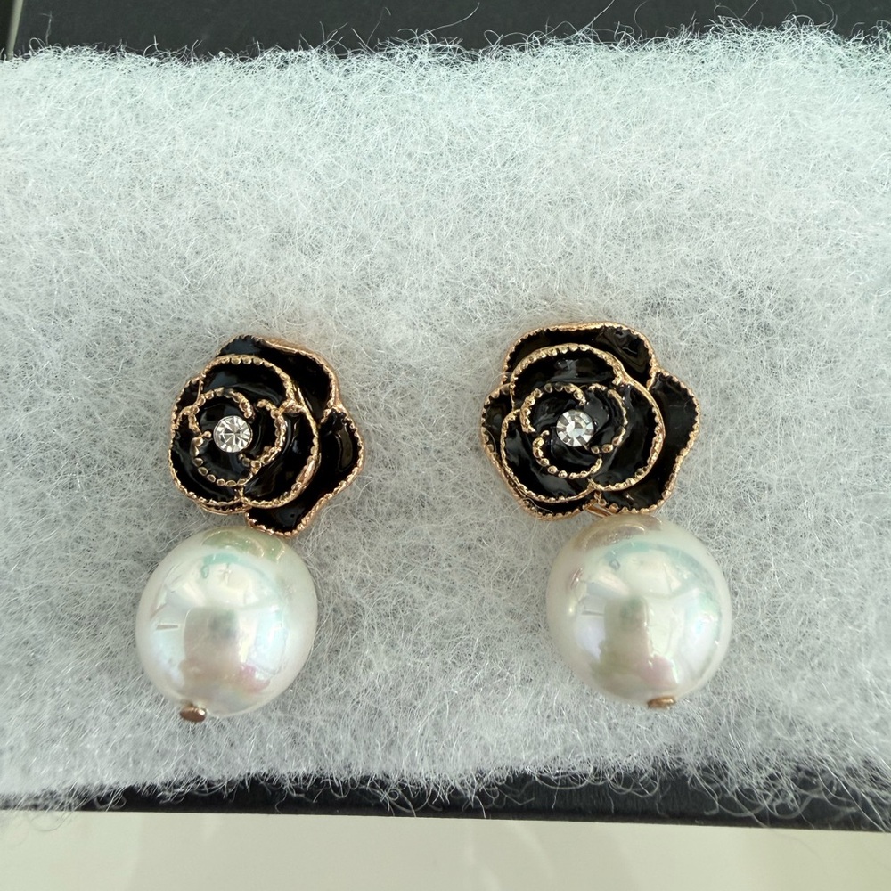 Chic Black and Gold Rose Pearl Earrings